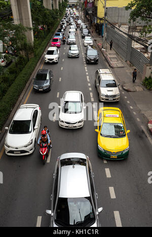 Typische rush hour Ansicht aus einem über den Kopf Gehweg der Morgen 3 Lane Verkehr in Bangkok, Thailand. Stockfoto