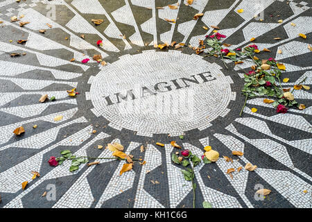 John Lennon Memorial, vorstellen, Mosaik, Strawberry Fields, Central Park, New York City, NY, Vereinigte Staaten von Amerika, USA. Stockfoto