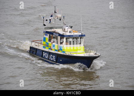 Londoner Polizei Boot patrouillieren die Themse in London. Stockfoto