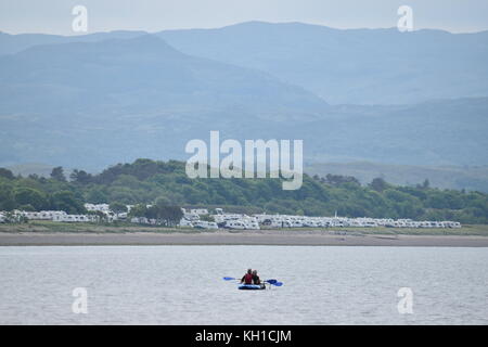 Kajakfahrer auf dem Wasser vor Tralee Strand, Richtung Norden Ledaig Caravan Park suchen. Benderloch und Norden Connel, Schottland. Stockfoto