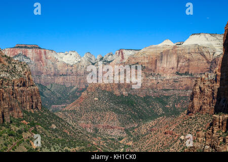 Zion National Park Canyon vom Aussichtspunkt aus gesehen Klarer, sonniger Tag Stockfoto