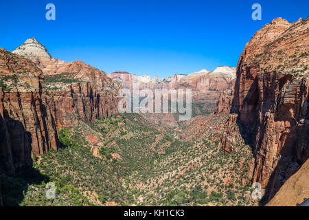 Zion National Park Canyon vom Aussichtspunkt aus gesehen Klarer, sonniger Tag Stockfoto
