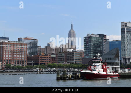 FDNY Marine 1 Feuerwache und Boot mit Empire State Building im Hintergrund, von einer Tour Bootsfahrt auf dem Hudson River genommen Stockfoto