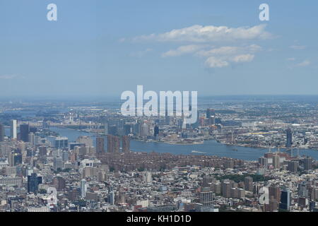 Blick hinunter in Richtung Stuyvesant Stadt - Peter Cooper Dorf und den East River, von der Spitze des One World Trade Center Observatory genommen Stockfoto