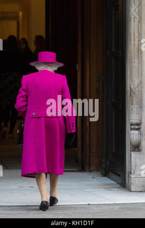 London, Großbritannien. November 2017. Die Königin kommt an, um am 25. Die Sir Joseph E. Hotung Gallery of Oriental Antiquities im British Museum wiedereröffnen zu können Stockfoto