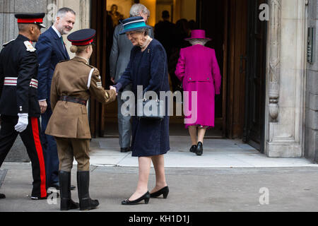London, Großbritannien. November 2017. Die Königin kommt an, um am 25. Die Sir Joseph E. Hotung Gallery of Oriental Antiquities im British Museum wiedereröffnen zu können Stockfoto