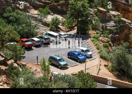 Der kleine Parkplatz dient Wanderern, die den Zion National Park besuchen Canyon Overlook Trail Stockfoto