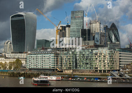 London, Großbritannien. 10. November 2017. Ein Blick auf wechselhaftes Wetter - Regen, Wolken und blauer Himmel - über den Finanzbezirk der Stadt London von der City Stockfoto