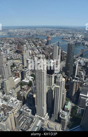 Blick hinunter in Richtung 30 Park Place, das Woolworth Building und den Barclay Tower, vom One World Trade Center, New York City Stockfoto