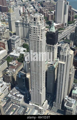 Blick hinunter in Richtung 30 Park Place, das Woolworth Building und den Barclay Tower, vom One World Trade Center, New York City Stockfoto