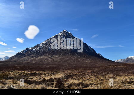 Buachaille Etive Mor an einem klaren Wintertag, aufgenommen von der Glen Etive Road, Schottland Stockfoto