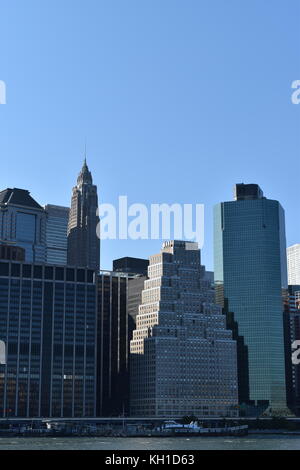 Büros und Gebäude am Ende der Wall Street, mit dem Pine Street Building 70 im Hintergrund, Finanzdistrikt, New York City. Stockfoto