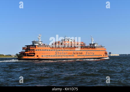 Staten Island Ferry beim Überholen, New York City, Juli 2017. Stockfoto