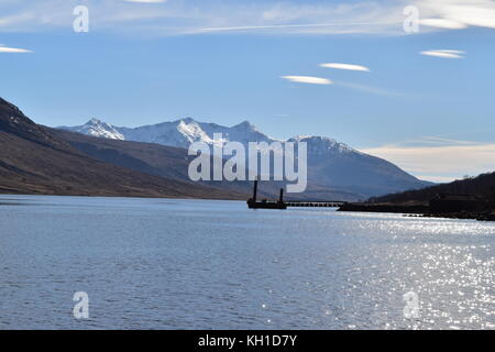 Loch Etive logging Pier, Blick nach unten in Richtung Cruachan und die umliegenden Hügel. Winter im Glen Etive, Schottland. Stockfoto