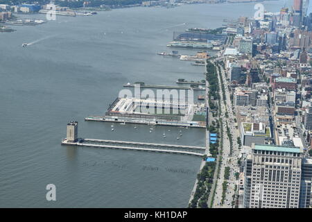 Pier 40 und dem West Side Highway, von der Einen Welt Observatory. New York, Juli 2017. Stockfoto