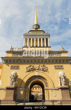 Die Admiralty Building - das ehemalige Hauptquartier der Admiralty Board und die Kaiserliche russische Marine in St. Petersburg, Russland und die aktuelle headq Stockfoto