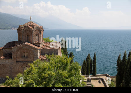 Die kleine Kirche des Heiligen Johannes des Theologen ist ein wunderschönes Wahrzeichen direkt am Rand des atemberaubenden Ohridsees in Mazedonien Stockfoto