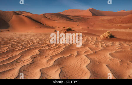 In der Nähe von natürlichen führenden Linien, der Sand, und großen roten Sanddünen der Namibwüste, Sossusvlei, Namibia. Stockfoto