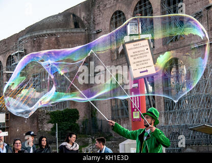 Rom, Italien. 12 Nov, 2017. Rom, via der kaiserlichen Foren. Der Mann der Seifenblasen. Credit: patrizia cortellessa/Pacific Press/alamy leben Nachrichten Stockfoto