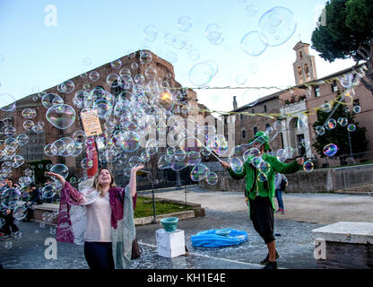 Rom, Italien. 12 Nov, 2017. Rom, via der kaiserlichen Foren. Der Mann der Seifenblasen. Credit: patrizia cortellessa/Pacific Press/alamy leben Nachrichten Stockfoto