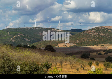 Hohen Hügel Landschaft mit Windkraftanlagen Strom Energie für das Leben Stockfoto