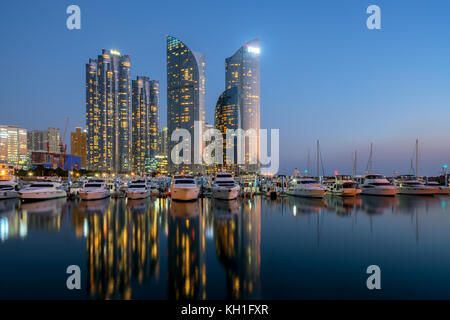 Busan City Skyline Blick in haeundae, gwangalli Strand mit yacht Pier in Busan, Südkorea. Stockfoto