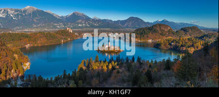 Bled, Slowenien - Blick auf die Skyline des Bleder Sees, vom Aussichtspunkt Ojstrica mit berühmter Wallfahrtskirche Mariä Himmelfahrt, Tradition Stockfoto