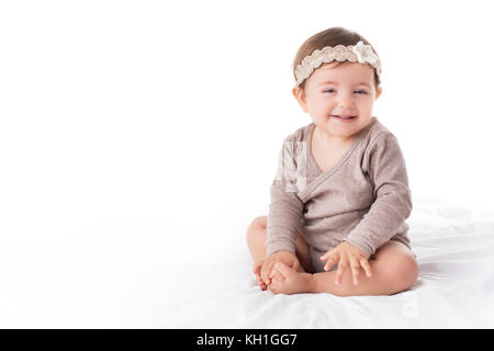 Porträt einer Smilling Baby Mädchen auf weißem Hintergrund Stockfoto