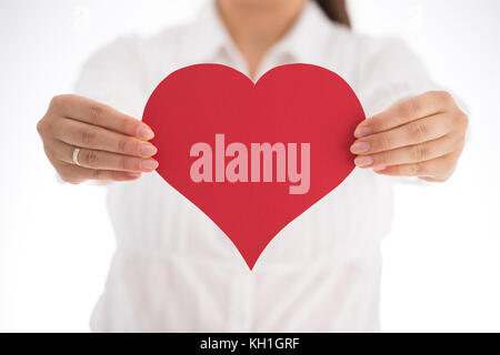 Frau mit roten Herzen Form in seinen Händen isoliert, Valentines Tag Konzept. Stockfoto