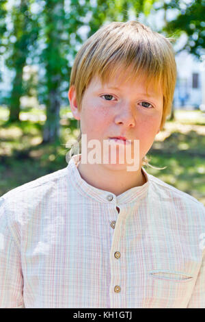 Portrait von schweren Jungen in einem weißen Hemd in Park Stockfoto