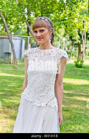 Schöne Braut im weißen Kleid der Sommer Park Stockfoto
