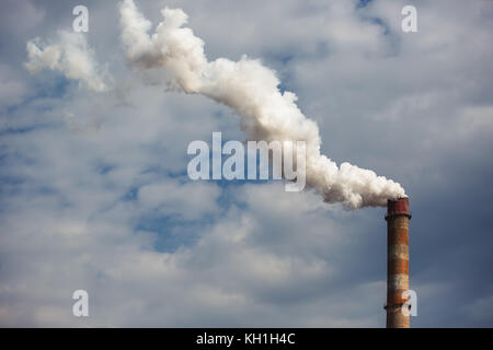 Rauch steigt aus einem industriellen Schornstein Stockfoto