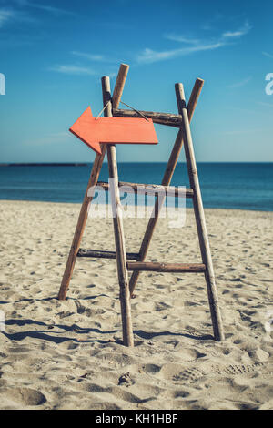 Holz- handgemachte Wegweiser auf den tropischen Strand. Stockfoto