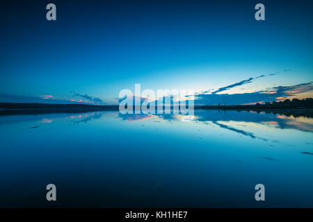 Schöne cloudscape über den See, Sonnenuntergang geschossen Stockfoto