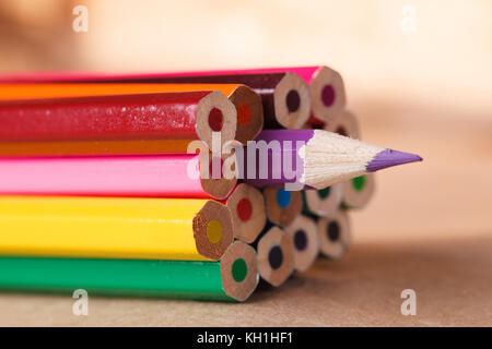 Bunte Bleistifte auf dem Holz Tisch. Stockfoto