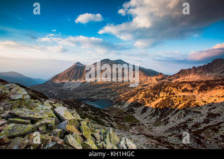 Bergsee von oben, Sonnenuntergang geschossen Stockfoto