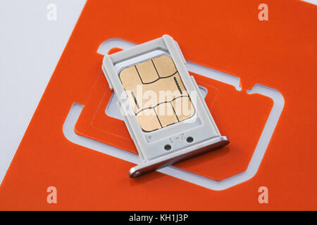 Nano-SIM-Karte mit SIM-Fach- und SIM-Adapter auf weißem Hintergrund Stockfoto