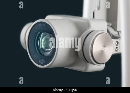 Varna, Bulgarien - 17. Oktober 2016: Fliegender Drohnen-Quadcopter DJI Phantom 4 Optimized Vision Positioning System, isoliert auf Schwarz Stockfoto