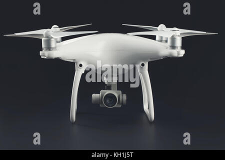 Varna, Bulgarien - 17. Oktober 2016: Fliegender Drohnen-Quadcopter DJI Phantom 4 Optimized Vision Positioning System, isoliert auf Schwarz Stockfoto