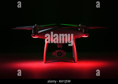 Varna, Bulgarien - 17. Oktober 2016: Fliegender Drohnen-Quadcopter DJI Phantom 4 Optimized Vision Positioning System, isoliert auf Schwarz Stockfoto
