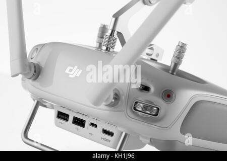 Varna, Bulgarien - 23. April 2016: ImageRemote-Controller des DJI Inspire 1 Pro Drohne UAV Quadcopter, der 4K Video- und 16MP Standbilder und IS-Aufnahmen macht Stockfoto