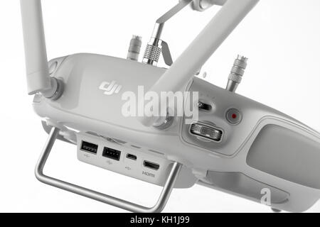 Varna, Bulgarien - 23. April 2016: ImageRemote-Controller des DJI Inspire 1 Pro Drohne UAV Quadcopter, der 4K Video- und 16MP Standbilder und IS-Aufnahmen macht Stockfoto