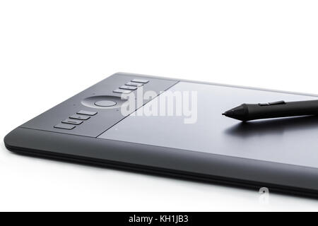 Varna, Bulgarien - 10. Januar 2016 Wacom Intuos Pro Grafiktablett mit Stift und Halter. Intuos ist ein Produkt von Wacom, einem japanischen Unternehmen, das auf die Herstellung von Intuos spezialisiert ist Stockfoto