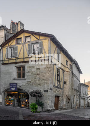 SAINTES, FRANKREICH - 09. SEPTEMBER 2017: Außenansicht des alten Fachwerkgebäudes mit Laden Stockfoto