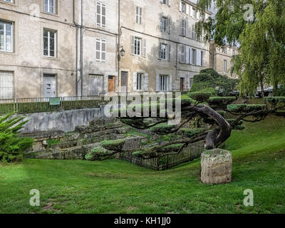 SAINTES, FRANKREICH - 09. SEPTEMBER 2017: Überreste der gallo-römischen Mauer, die die Stadt umgab Stockfoto