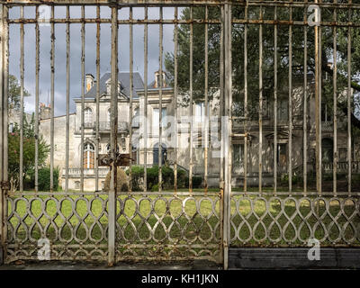 SAINTES, FRANKREICH - 09. SEPTEMBER 2017: Alte französische Schlösser durch schmiedeeiserne Geländer gesehen Stockfoto