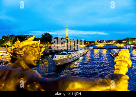 Paris (75), 8ème Arr. Statue des Nymphes de la seine avec les armes de Paris, sur le pont Alexandre III de nuit // Frankreich. Paris (75), 8. Dist. Statu Stockfoto