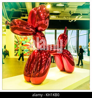 Europa, Frankreich, Paris. Jeff Koons Ausstellung. Beaubourg Zentrum. "Der Ballon Dog'. Stockfoto