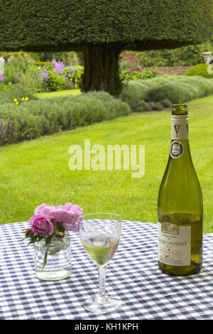 Tabelle mit Wein und Rosen, Guanock Haus gelegt, die Eibe Garten, Lincolnshire/Cambridgeshire Grenze Stockfoto