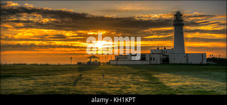 Flamborough Head Leuchtturm bei Sonnenaufgang. Stockfoto